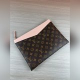 m62048 daily手袋以标志性monogram帆布與細粒紋牛皮展現出對比鮮