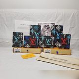 本款口袋錢夾取材 Monogram Eclipse 帆布，以塗鴉筆觸為 Mono