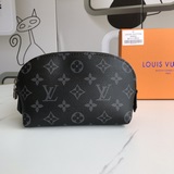 款號：M47515 化妝包這款小的巧化妝包以Monogram 帆布制造，可輕易