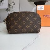 款號：M47515 化妝包這款小的巧化妝包以Monogram 帆布制造，可輕易