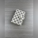 型號M2005 這款小型記事本封套以 Monogram帆布制造，可放三張信用卡，