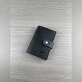 型號M2005 這款小型記事本封套以 Monogram帆布制造，可放三張信用卡，