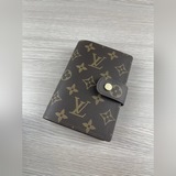 型號M2005 這款小型記事本封套以 Monogram帆布制造，可放三張信用卡，