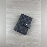 型號M2005 這款小型記事本封套以 Monogram帆布制造，可放三張信用卡，