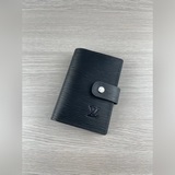 型號M2005 這款小型記事本封套以 Monogram帆布制造，可放三張信用卡，