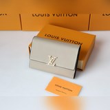 m62157 以taurillon皮革打造，這款capucines小型錢包擁有多