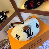 m 55425。     44812，bumbag 胸包，圖案款可當腰包，單肩包
