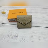 m62935  m69800    這款zoé小巧錢包造型時尚，柔軟的粒面mo