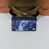 m81432這款零錢名片夾結合純色及印花牛皮制造，在漂染的藍色長絲巾圖案背景上