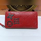 m62069   此款标志性的zippy拉鍊錢夾配monogram花卉金屬飾釘，