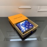 m81404這款經典slender錢包以柔軟皮革展現全新設計，于藍色長絲巾圖案