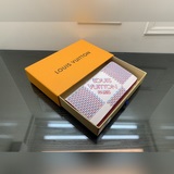 62665大紅格此款錢夾的設計充滿玩味，将經典路易威登法文字首倒轉，并以鮮豔的