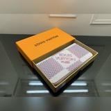 63095大紅格此款錢夾的設計充滿玩味，将經典路易威登法文字首倒轉，并以鮮豔的