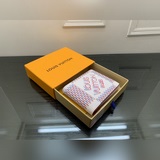 60895大紅格此款錢夾的設計充滿玩味，将經典路易威登法文字首倒轉，并以鮮豔的