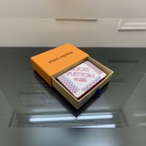 63144大紅格此款錢夾的設計充滿玩味，将經典路易威登法文字首倒轉，并以鮮豔的