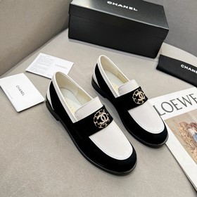 樂福鞋CHANEL小香香奈兒新品樂福鞋滿滿的複古風 秀氣的鞋型 看着就很讨喜，圓