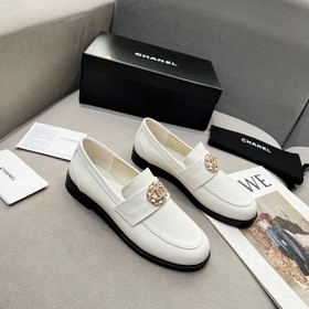 樂福鞋CHANEL小香香奈兒新品樂福鞋滿滿的複古風 秀氣的鞋型 看着就很讨喜，圓