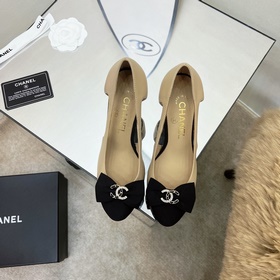 Chanel 經典镂空鑽扣涼鞋！高版本經典款，蝴蝶結設計精緻小巧。羊皮内裡
