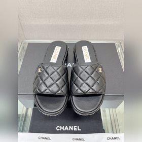 香奈兒23Ss小香新款Chanel 菱格水台粗跟拖鞋這款上腳有種怡然自得的松