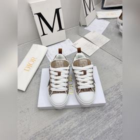 dior迪奧2023情侶春季限定款 款大舌頭滑闆面包鞋，由 Dior Man鞋履