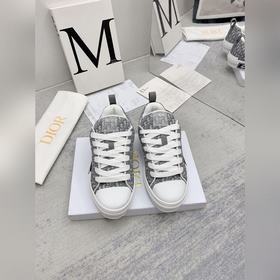 dior迪奧2023情侶春季限定款 款大舌頭滑闆面包鞋，由 Dior Man鞋履