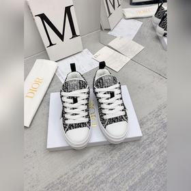 dior迪奧2023情侶春季限定款 款大舌頭滑闆面包鞋，由 Dior Man鞋履