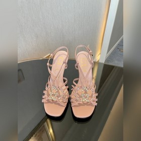 GUCCI 23春季新款水晶綴飾涼拖鞋G家這款 “Isa” 涼鞋以袢帶構成精緻