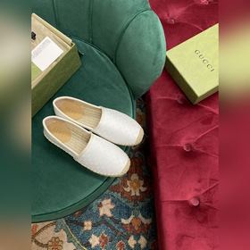 gucci/古奇 2023早春 彩虹漁夫鞋 ，作為品牌的标志性象征，标識元素以新