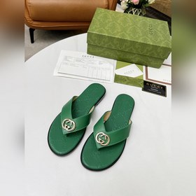 Gucci2023新款人字拖鞋。互扣式雙G标識是品牌的經典象征元素，源自品牌創始