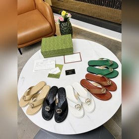 Gucci2023新款人字拖鞋。互扣式雙G标識是品牌的經典象征元素，源自品牌創始