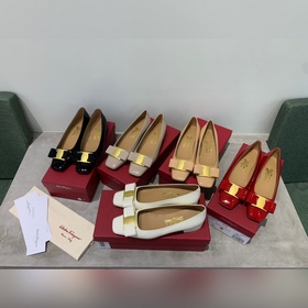 salvatore Ferragamo 菲拉格慕，方頭設計，不挑腳型的同時，讓腳