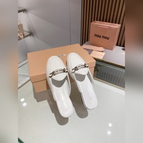 最新款2023春夏缪缪包頭拖鞋火爆款最高版本MIUIMIUI 出現在各大時裝
