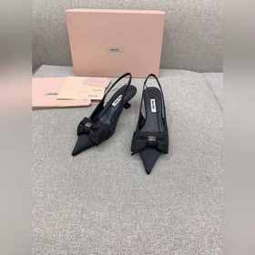 miu 新款尖頭蝴蝶結小貓跟鞋 整雙鞋子非常精緻優雅 上腳真的美哭了 精緻的手工