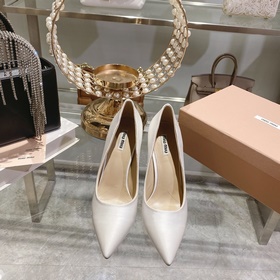 miumiu春季新品單鞋，時尚單品，大熱的流行元素—絲稠漆皮  鑽跟細跟 性感又