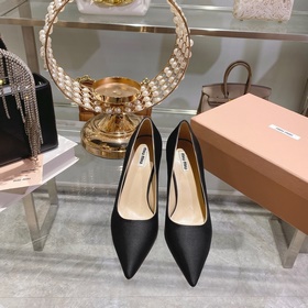 miumiu春季新品單鞋，時尚單品，大熱的流行元素—絲稠漆皮  鑽跟細跟 性感又