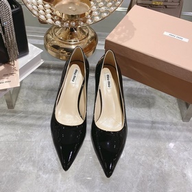 miumiu春季新品單鞋，時尚單品，大熱的流行元素—絲稠漆皮  鑽跟細跟 性感又