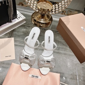 專櫃升級miumiu 23春夏涼拖真的好美呀!高檔真絲面料 越看越好看 搭配Lo