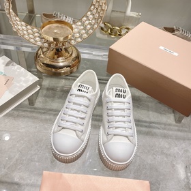 MiuMiu的最新一季新款休閑厚底鞋非常适合當季炎熱的夏天！簡約的隔闆設計極具辨