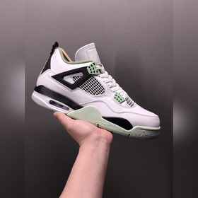Air Jordan 4 Seafoam 水鴨綠鞋款整體以白色為主色調，搭配深