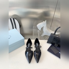Prada春季新款中空尖頭芭蕾鞋Prada标志性的Logo點綴此款簡約的高跟