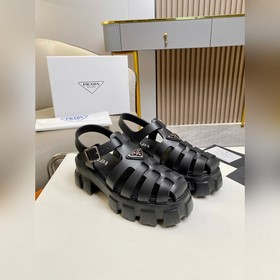 2023春夏款 PRADA永遠懂女生需要什麼！羅馬涼鞋的設計 加上PRADA經典