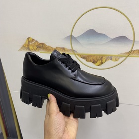 升級代購版Prada 爆款經典厚底松糕鞋鞋子上腳很輕便，走路舒适度都很贊這将
