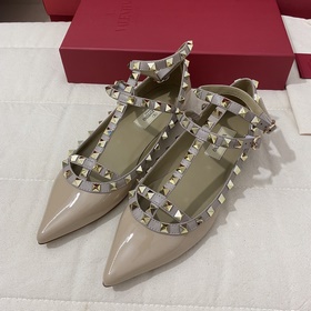 Valentino經典鉚釘鞋，VT華倫天奴經典之作！集美們的必買清單之一！！整體