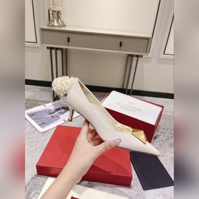頂級版本 華倫天奴2023秋冬新款女士6色單鞋獨特的【金字塔】大鉚釘五金襯托