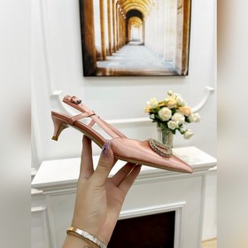 華倫天奴2023春夏新款女士8色涼鞋【最新水鑽飾扣】襯托出滿滿的高級感，新一