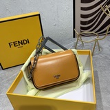 【配盒】FENDI Nano F手袋，配有翻蓋、超大FF形狀手柄和磁性摁扣。帶夾