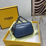 【配盒】FENDI Nano F手袋，配有翻蓋、超大FF形狀手柄和磁性摁扣。帶夾