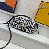 配盒子，Fendi Baguette手機包，采用翻蓋設計，雙FF磁扣開合。牛皮印