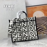 Sunshine中號手提袋，飾以黑色與白色Fendi Roma标志，硬質樹脂玻璃