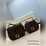 包包采用女性化弧形線條設計，配加長版翻蓋，點綴金屬FF标志。光滑牛皮材質，點綴壓